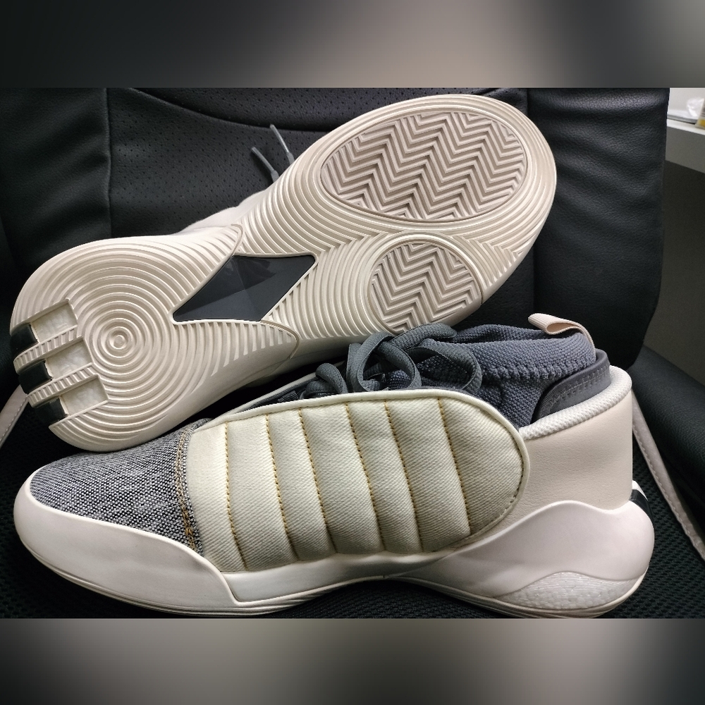 Basketball shoes